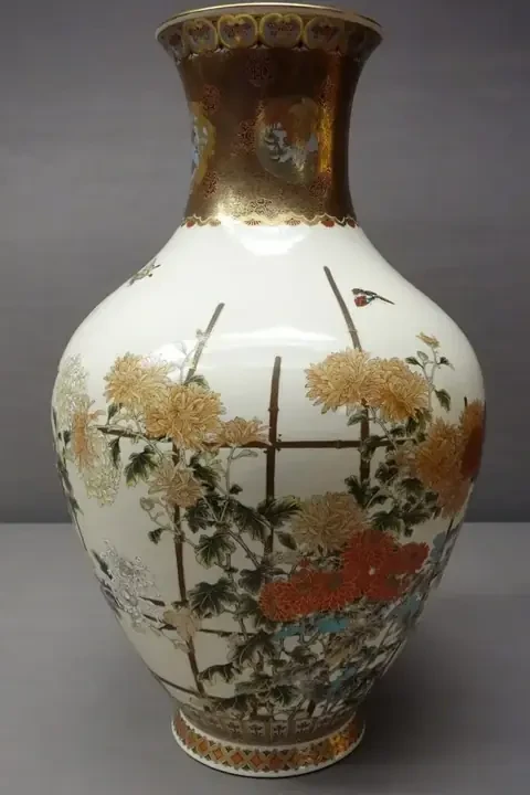 Large Vase by Taizan Yohei IX (1856-1922), 1892 World's Columbian Exposition, bird and flower design in overglaze enamels and gold - Tokyo National Museum - DSC05571