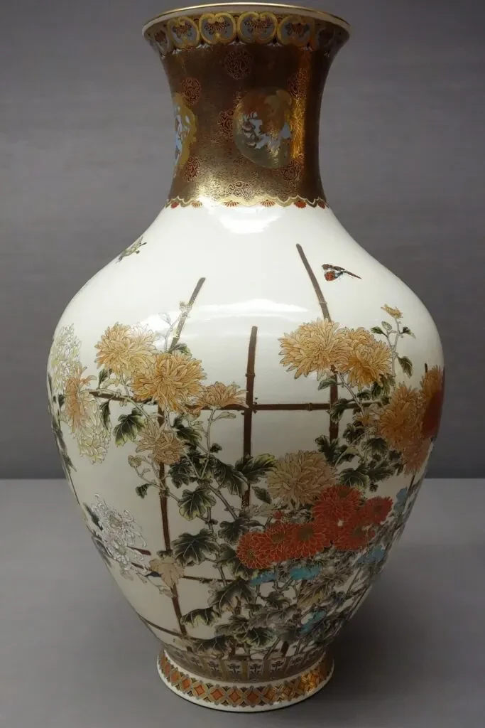 Large vase, flowers and birds in polychrome and gold (iroe kinrande)