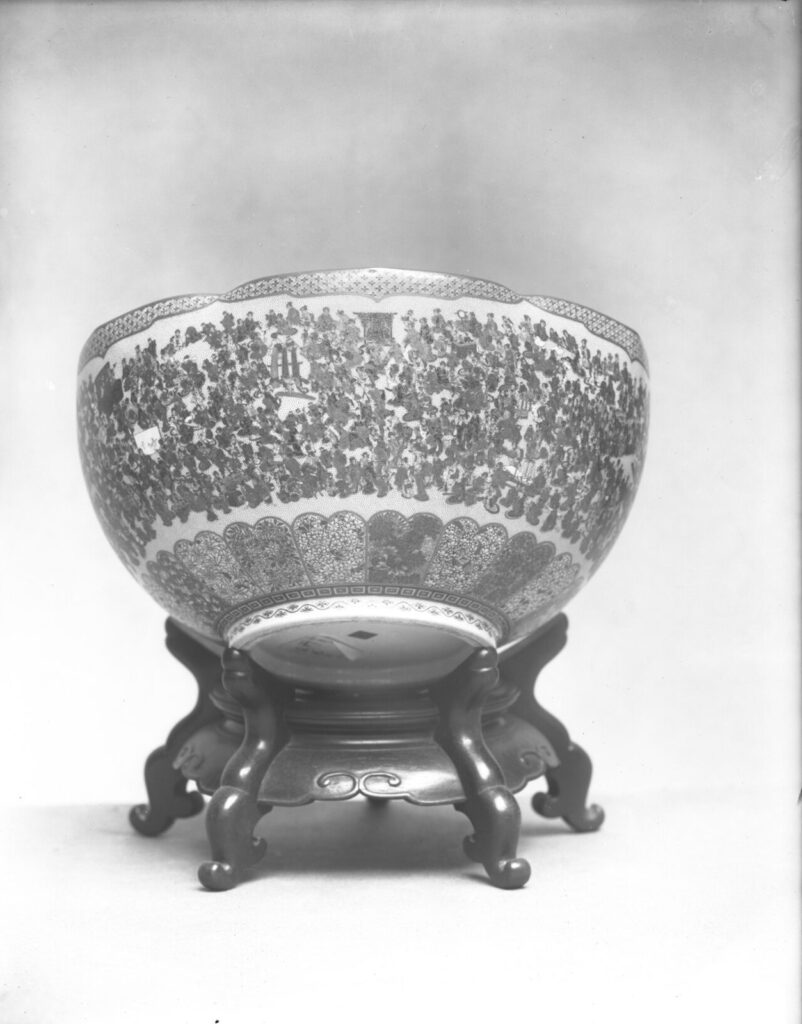 Bowl with a multitude of women